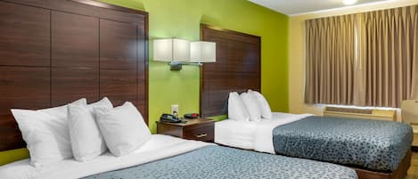 Tabla de planchar con plancha, wifi gratis y ropa de cama