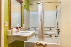 Tina con regadera, amenidades de baño gratuitas, toallas 