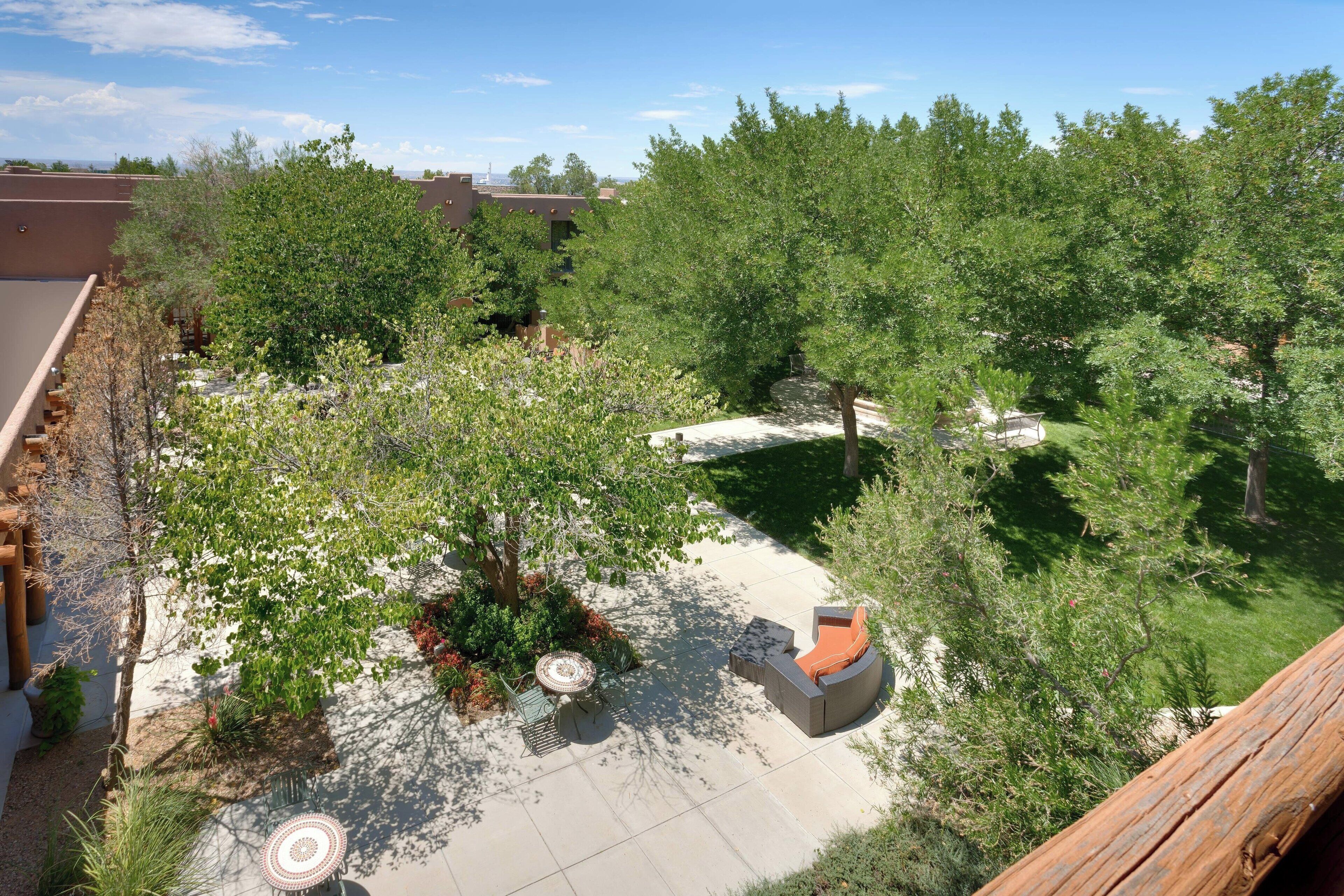 Ropa de cama de alta calidad y escritorio 