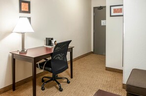 Suite, 1 kingsize bed, niet-roken | 1 slaapkamer, luxe beddengoed, een bureau, een strijkplank/strijkijzer