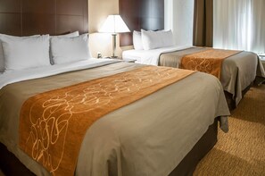 1 Schlafzimmer, hochwertige Bettwaren, Schreibtisch