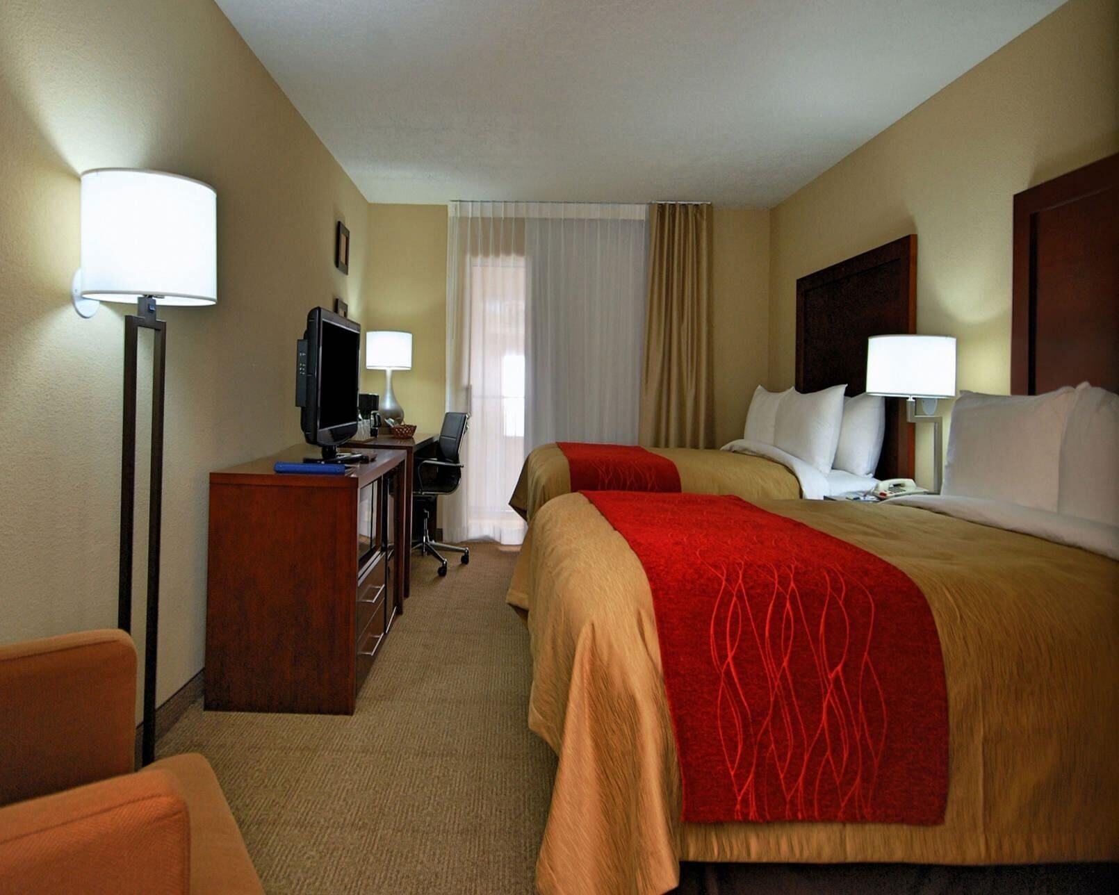 أغطية فراش متميزة وأسرّة بطبقة علوية مريحة ومكتب