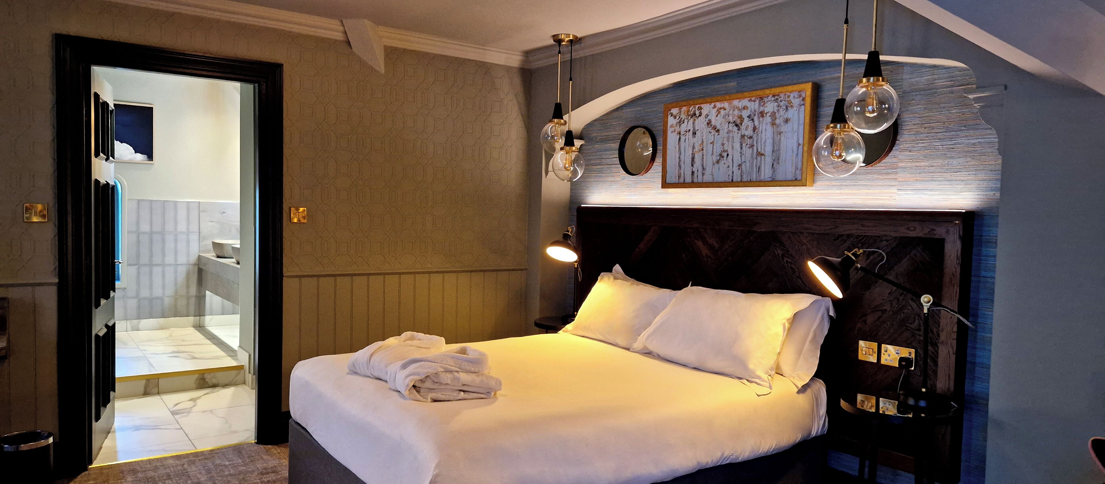 suite, 1 double bed | 1 bedroom, desk, iron/ironing board, free wifi