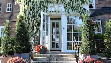 Vista frontal de la propiedad