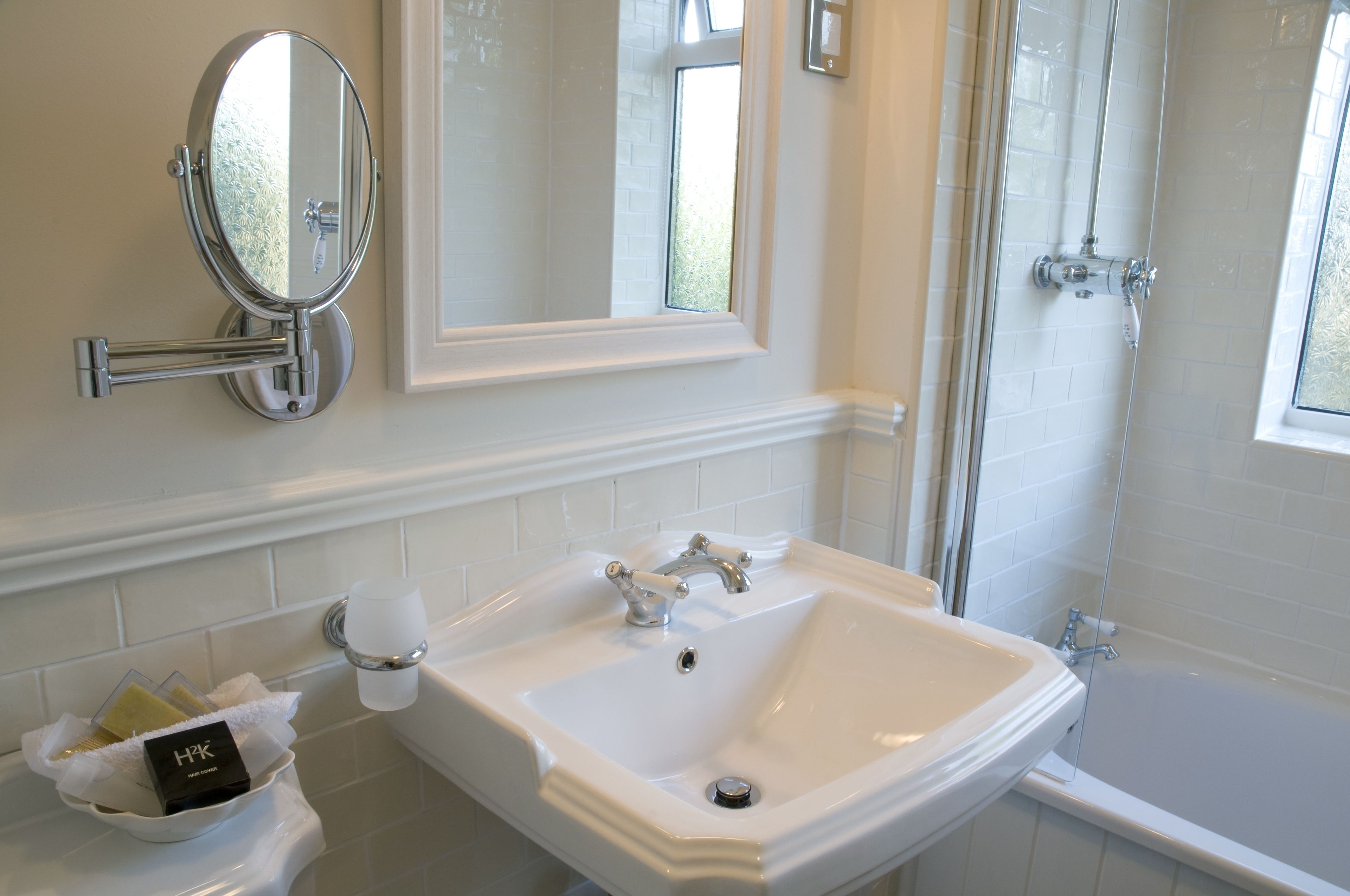 Ein Badezimmer mit Waschbecken, Spiegel und Dusche.