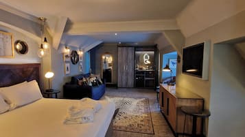 Suite, 1 cama matrimonial | 1 habitación, escritorio, tabla de planchar con plancha y wifi gratis