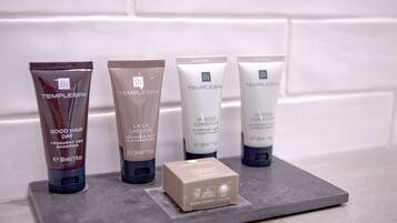 Presentación de productos TempleSpa, incluyendo el champú Good Hair Day, el gel de ducha La La Lagoon y el acondicionador capilar diario In Good Condition.