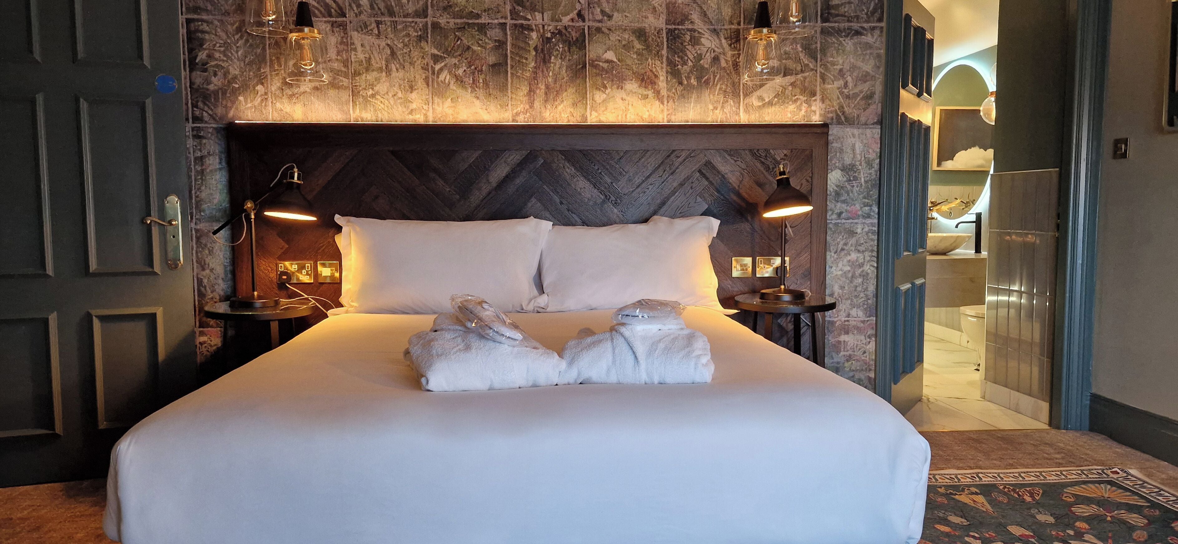 Phòng Suite Superior, 1 giường đôi | Bàn, bàn ủi/dụng cụ ủi quần áo, truy cập Internet không dây miễn phí 