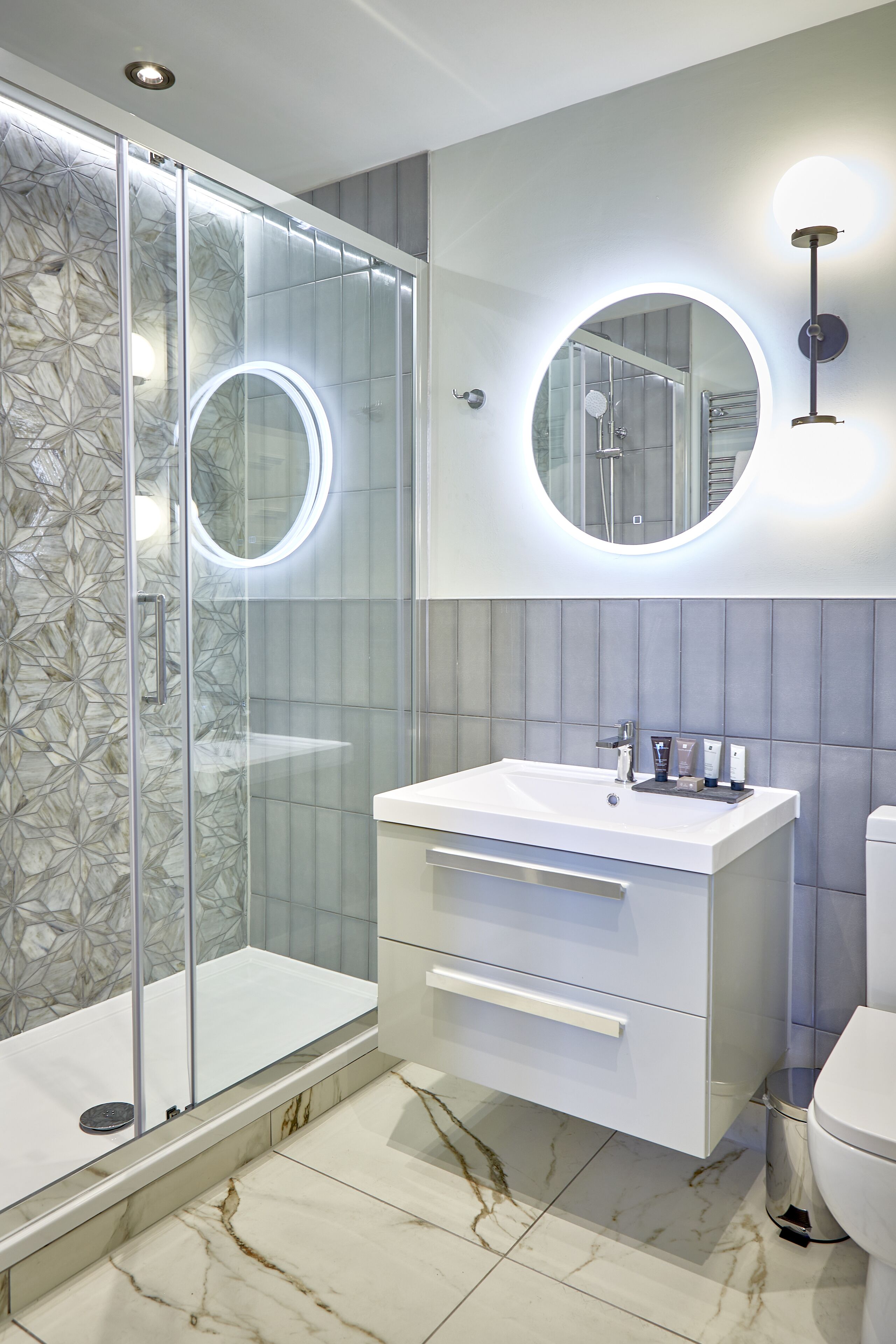 boutique executive double room or twin | bathroom | free toiletries, hair dryer, towels, soap