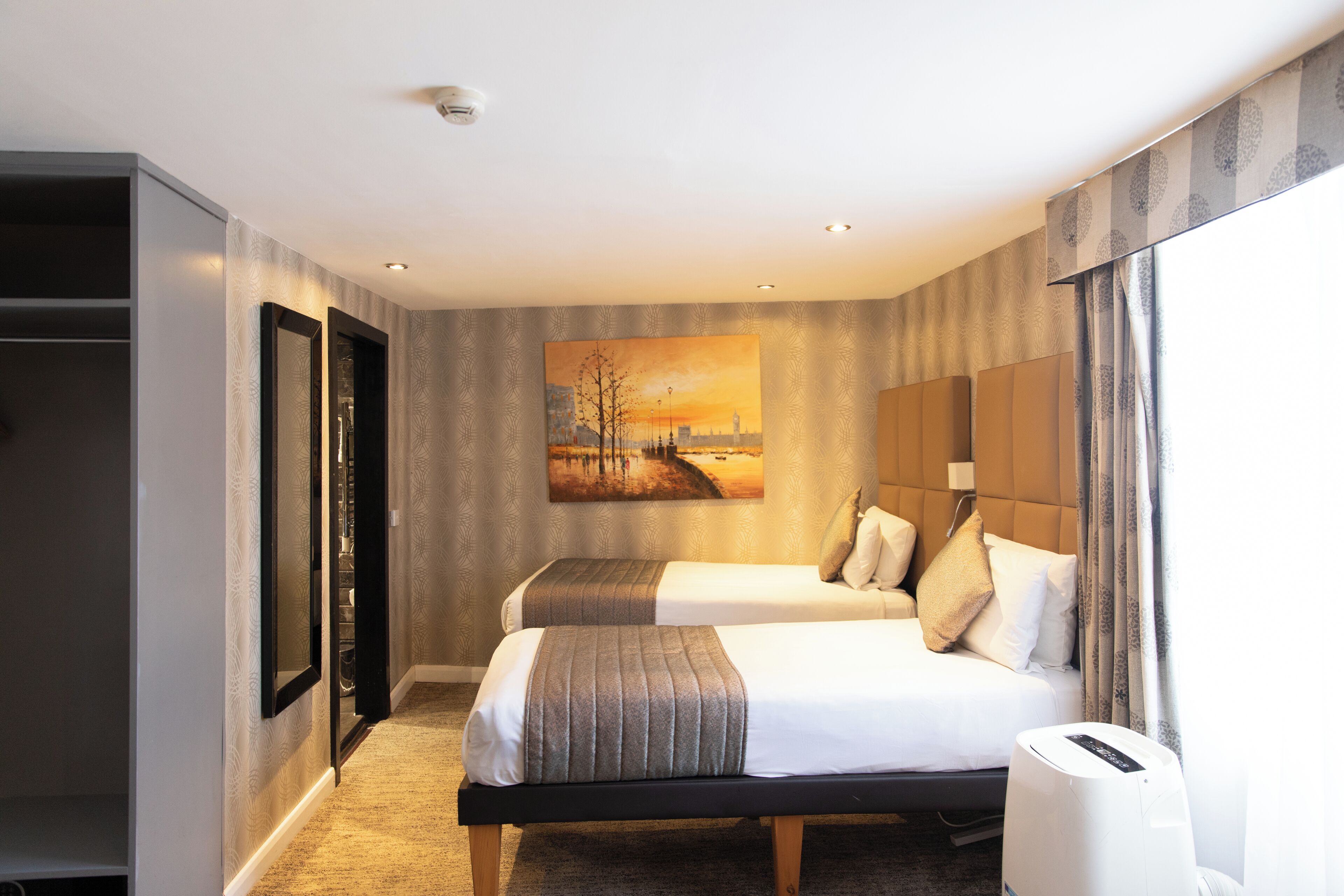 Quin Room  | 客房内保险箱、特色装修、特色家居、办公桌