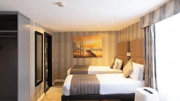 Quin Room | Caja fuerte, decoración individual, mobiliario individual y escritorio