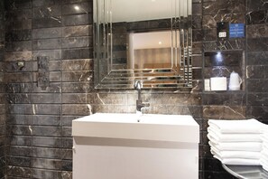 Quin Room  | Bathroom | Shower, free toiletries, hair dryer, towels