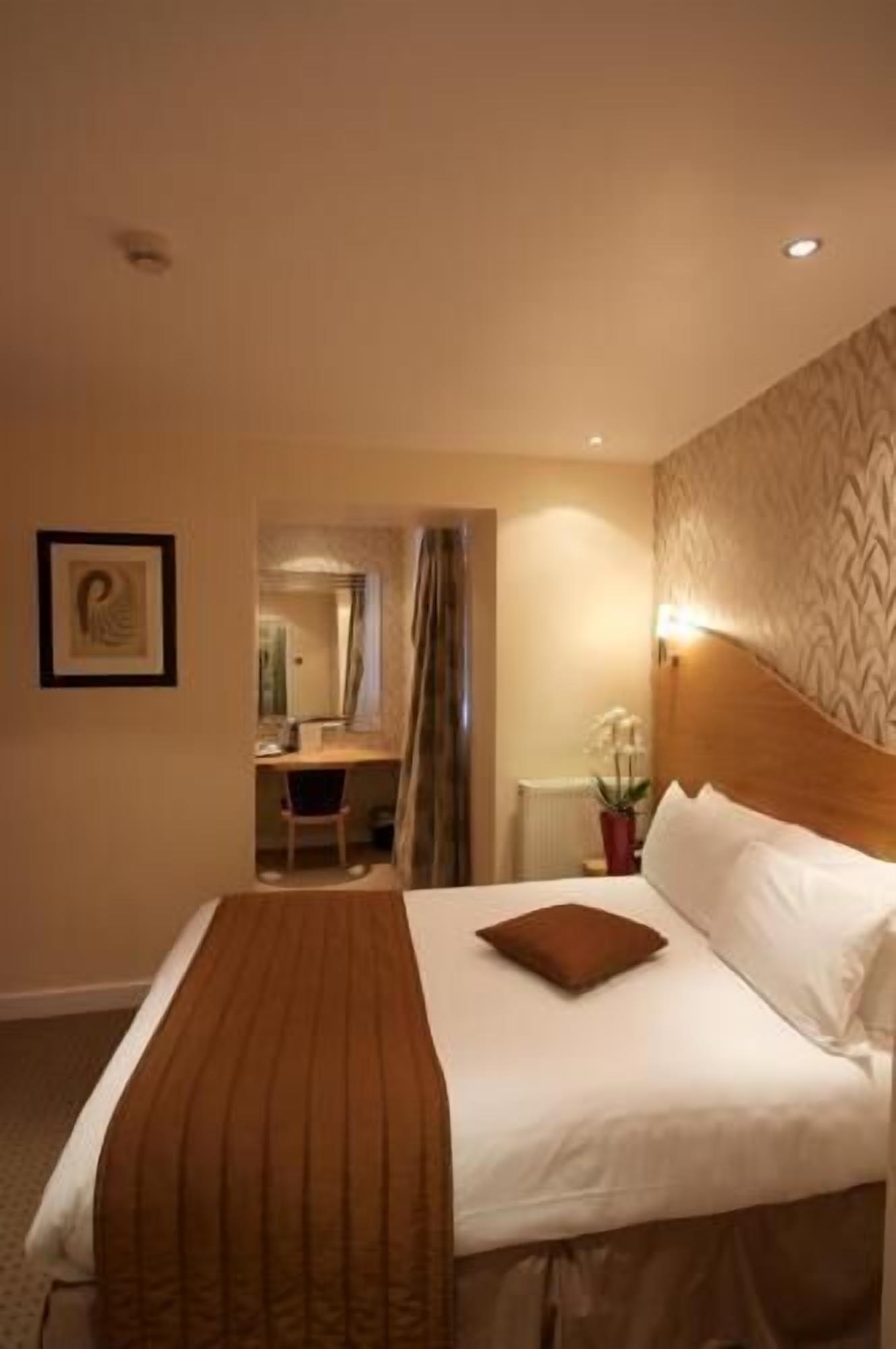 In-room safe, individually decorated, individually furnished, desk