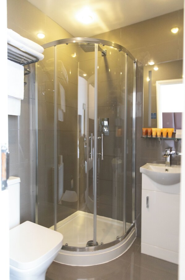 Habitación con 2 camas individuales | Baño | Regadera, amenidades de baño gratuitas, secadora de cabello, toallas