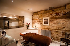 Sauna, hot tub, steam room, body treatments, aromatherapy