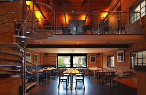 2 restaurants, breakfast served