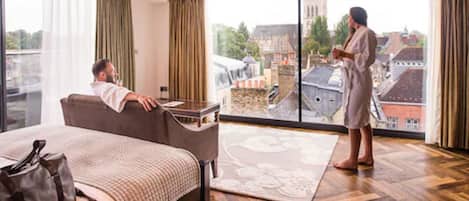 Svit Senior (Fellows) | Sängtillbehör av högsta kvalitet och värdeförvaringsskåp på rummet