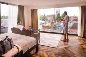 Senior Suite (Fellows) | Premium bedding, in-room safe, individually decorated