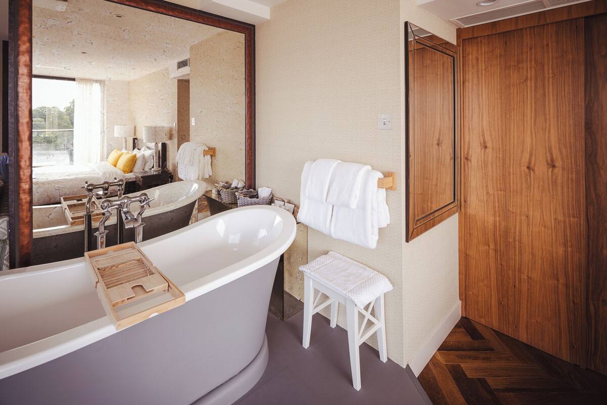 senior suite (fellows) | bathroom | designer toiletries, hair dryer, bathrobes, slippers
