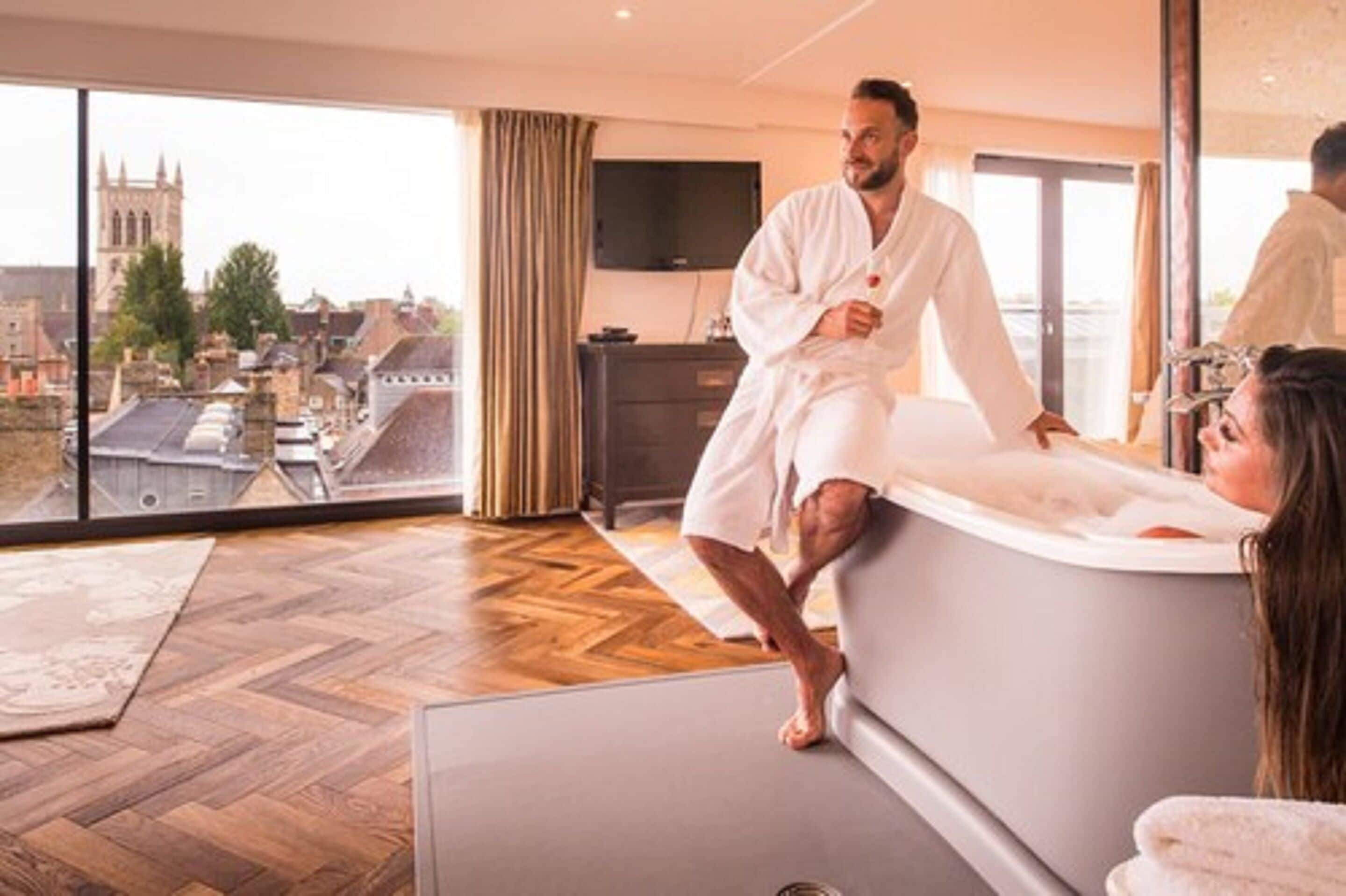 Suite senior (Fellows) | Baño | Amenidades de baño de diseñador, secadora de cabello, batas, pantuflas 