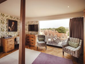 ห้องซีเนียร์, เตียงควีนไซส์ 1 เตียง (Fellows) | เครื่องนอนระดับพรีเมียม, ตู้นิรภัยในห้องพัก