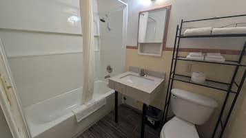 Phòng Tiêu chuẩn, 1 giường cỡ queen, không hút thuốc | Phòng tắm | Vòi sen/bồn tắm kết hợp, khăn tắm