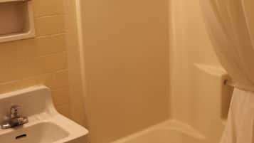 Combined shower/tub, towels