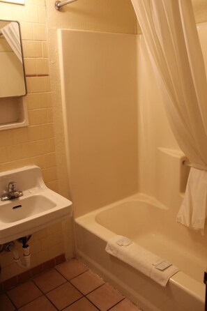 Combined shower/bathtub, towels