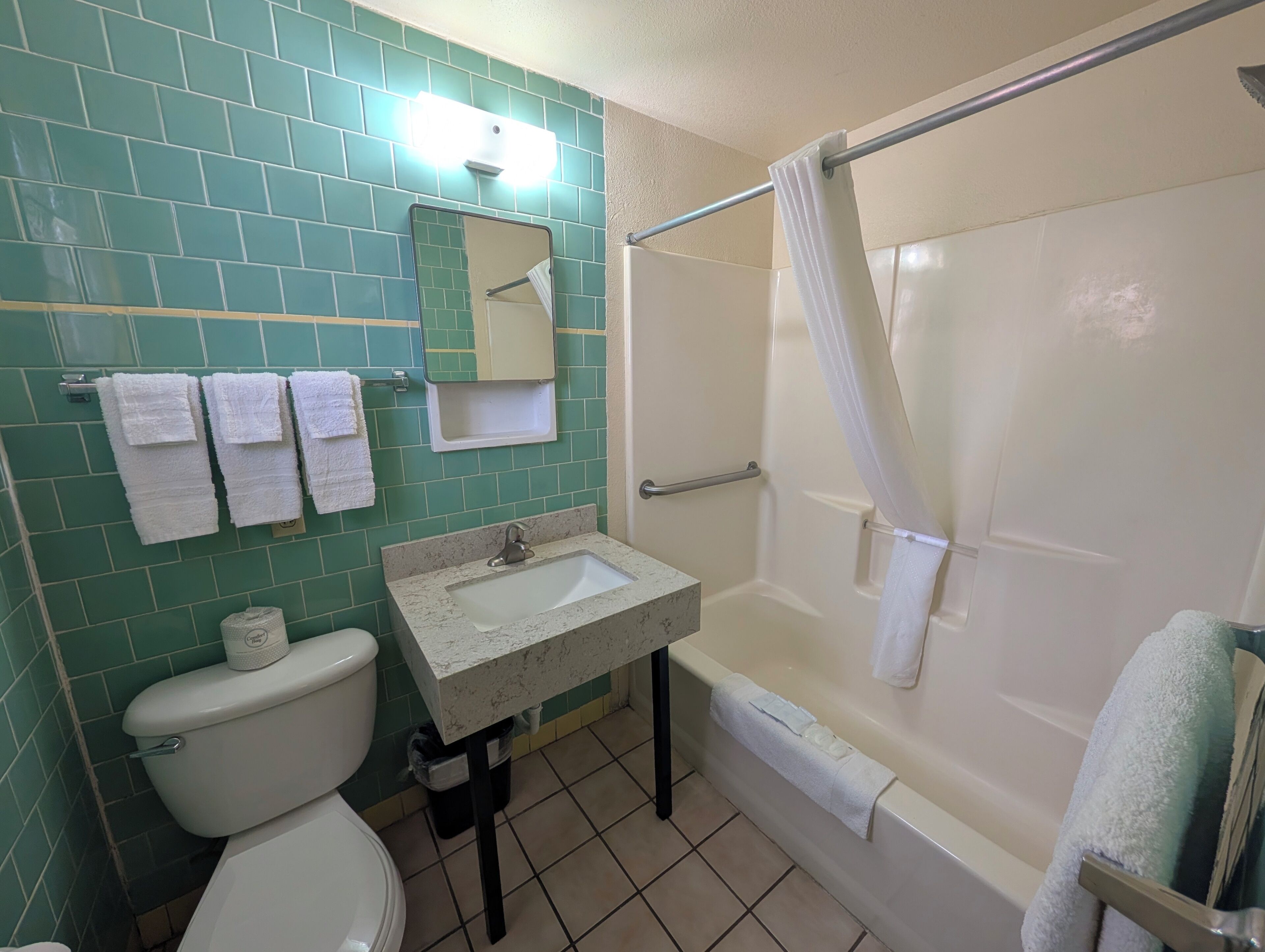 Chambre Standard, 2 lits doubles, non-fumeur | Salle de bain | Ensemble baignoire-douche, serviettes fournies