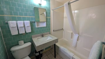 Chambre Standard, 2 lits doubles, non-fumeur | Salle de bain | Ensemble baignoire-douche, serviettes fournies