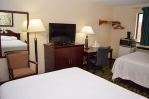 Quarto standard, 2 camas de casal, para não fumantes | 1 quarto, escrivaninha, ferros/tábuas de passar roupa, Wi-Fi de cortesia