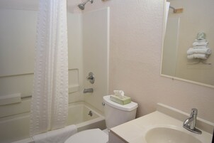 1 habitación, escritorio, tabla de planchar con plancha y wifi gratis 