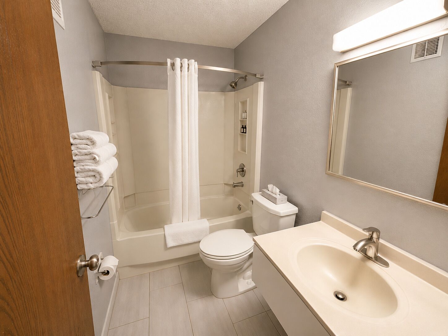 Combined shower/tub, free toiletries, hair dryer, towels