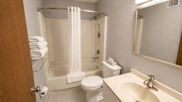 Combined shower/tub, free toiletries, hair dryer, towels