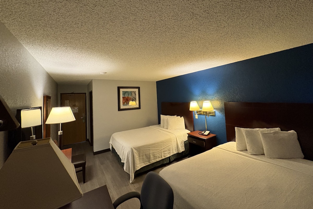 Standardrum - 2 queensize-sängar - icke-rökare | 1 sovrum, skrivbord, strykjärn/strykbräda och gratis wi-fi