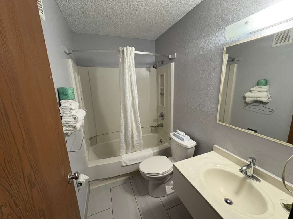 وحدات دش مع أحواض استحمام، مستلزمات مجانية للعناية الشخصية، مجففات شعر