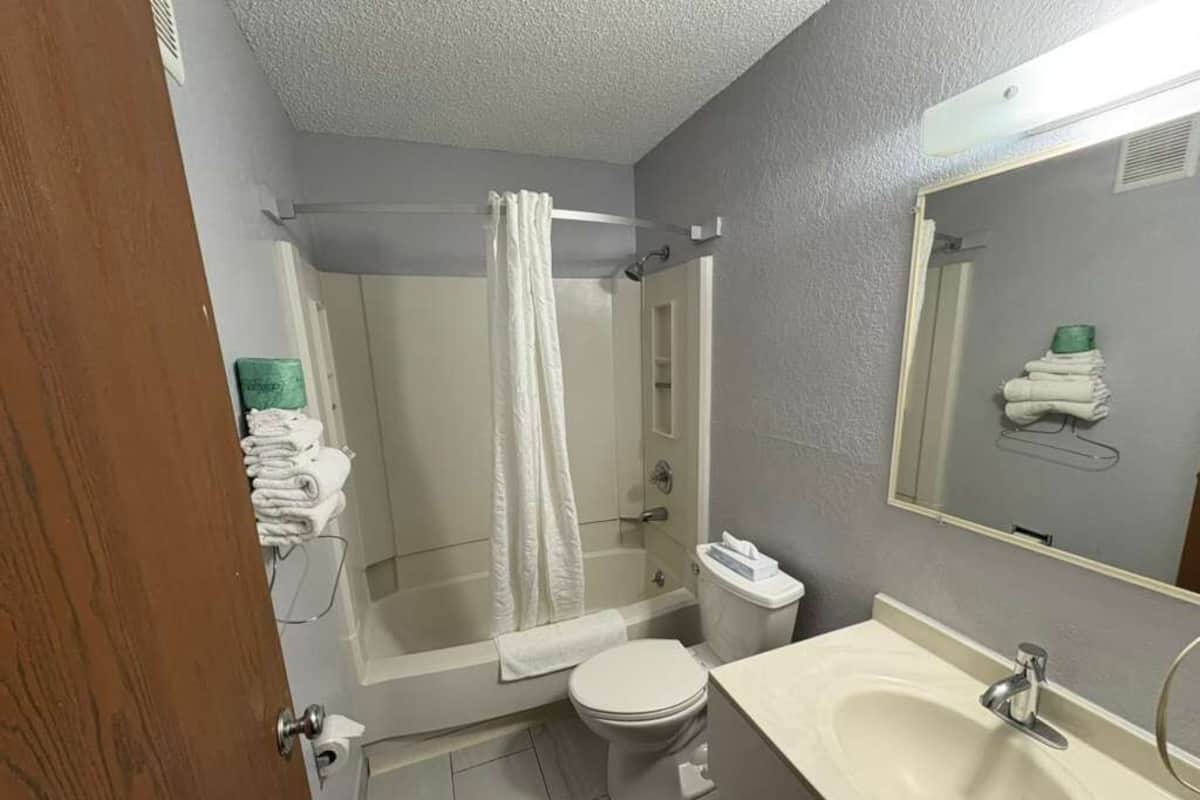 Duschwanne, kostenlose Toilettenartikel, Haartrockner, Handtücher