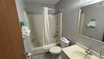 Combined shower/tub, free toiletries, hair dryer, towels