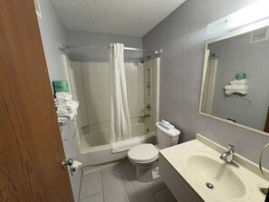 Ensemble baignoire-douche, articles de toilette (gratuits)