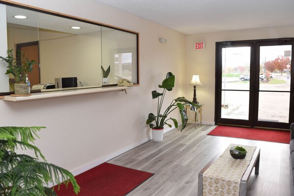 Lobby - Corning Inn (Painted Post)