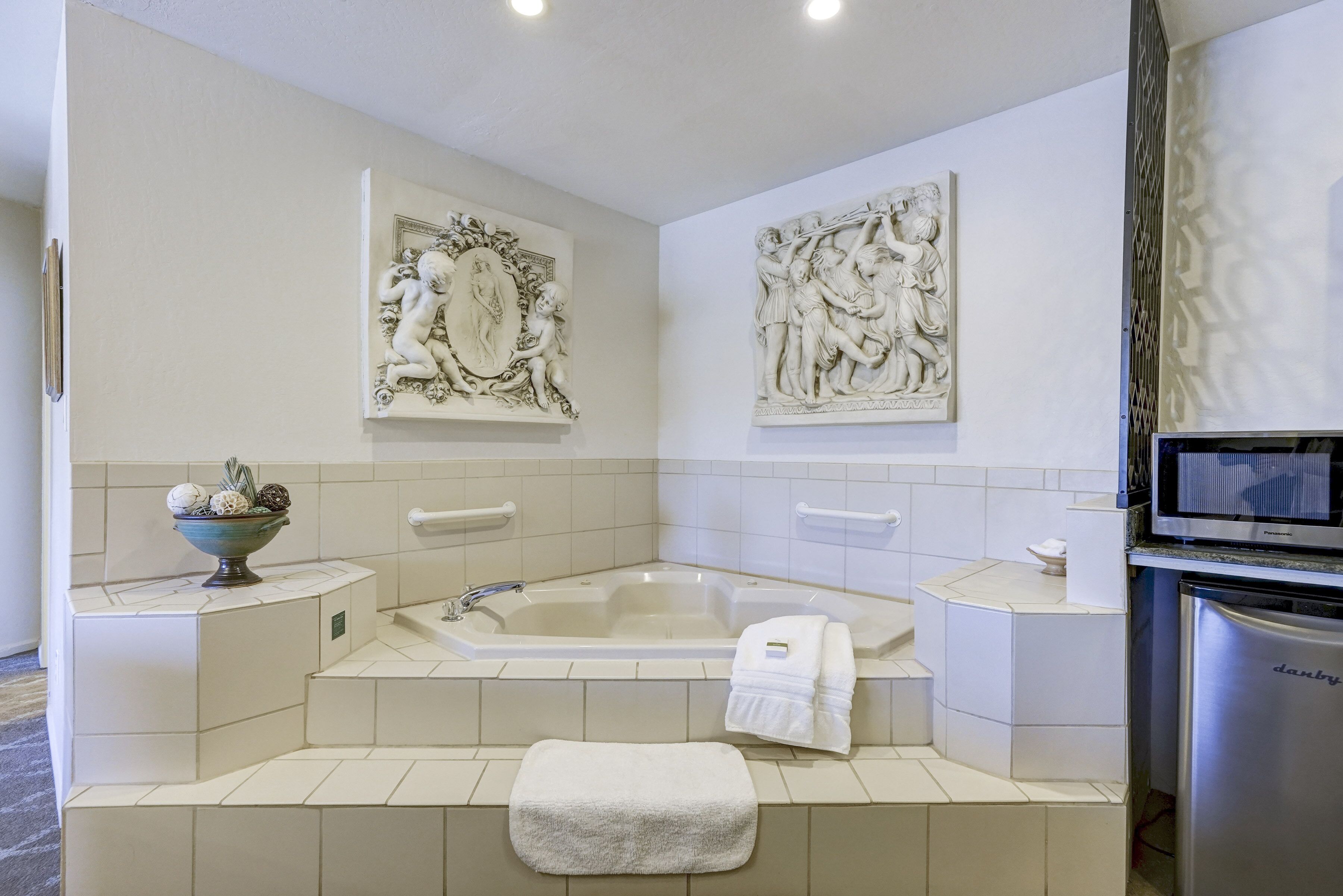 luxury king suite (non-pet friendly) | room amenity