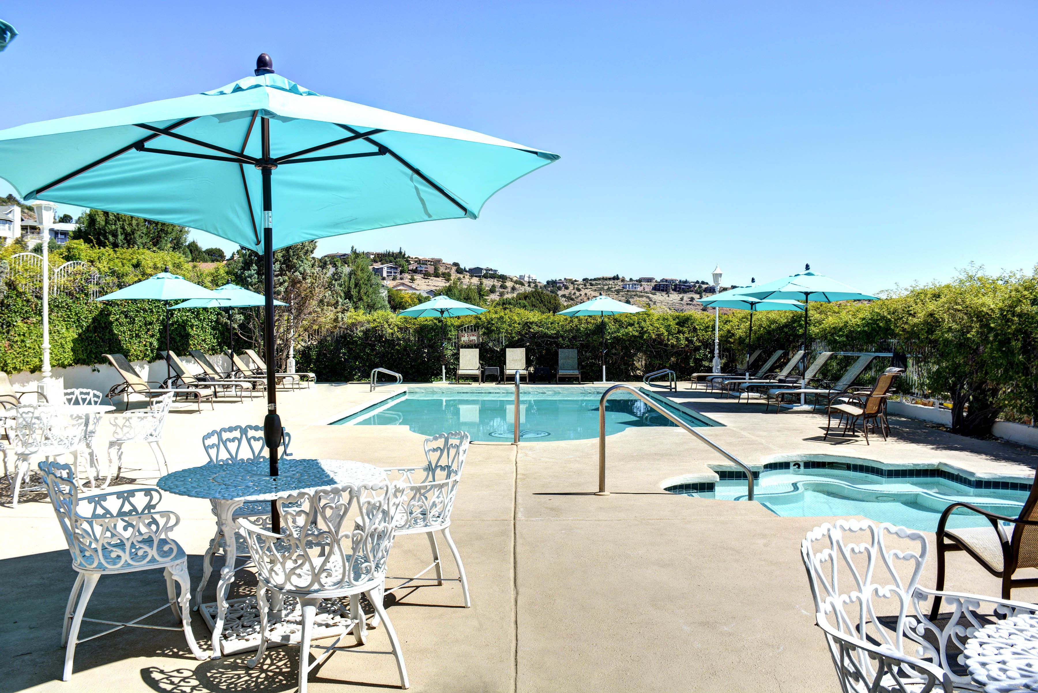 Alberca al aire libre por temporada y sombrillas en la alberca 