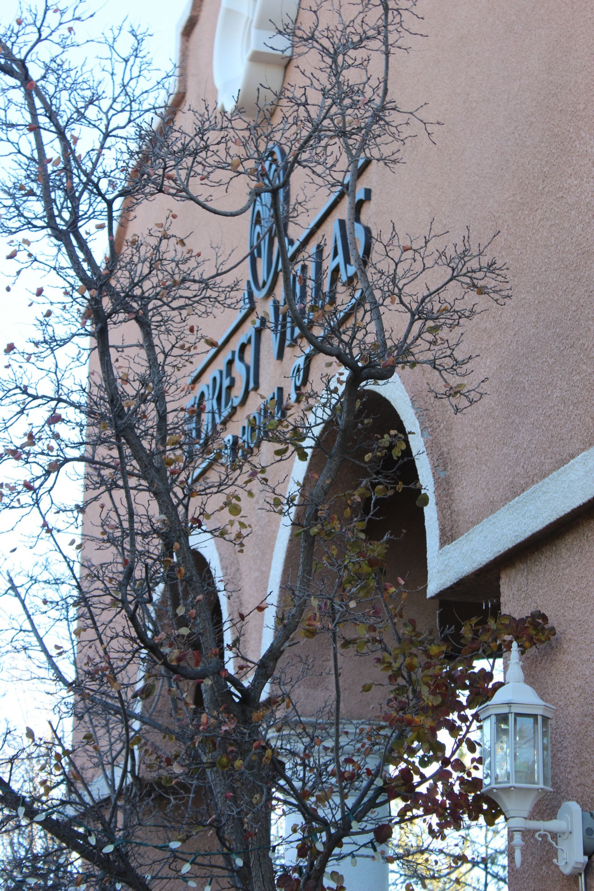 Un edificio con un letrero que dice "Crest Hotel".
