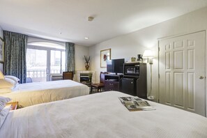 Deluxe Room, 2 Katil Ratu (Queen) | 1 bilik tidur, peralatan tempat tidur premium, gebar bulu kapas 
