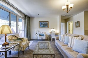 Luxury King Suite (non-pet friendly) | Living room
