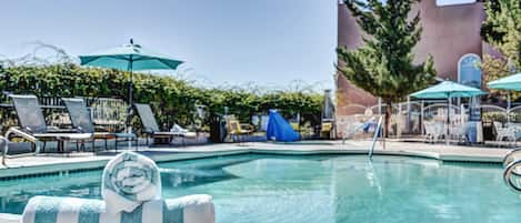 Kolam renang outdoor musiman, dengan payung kolam renang