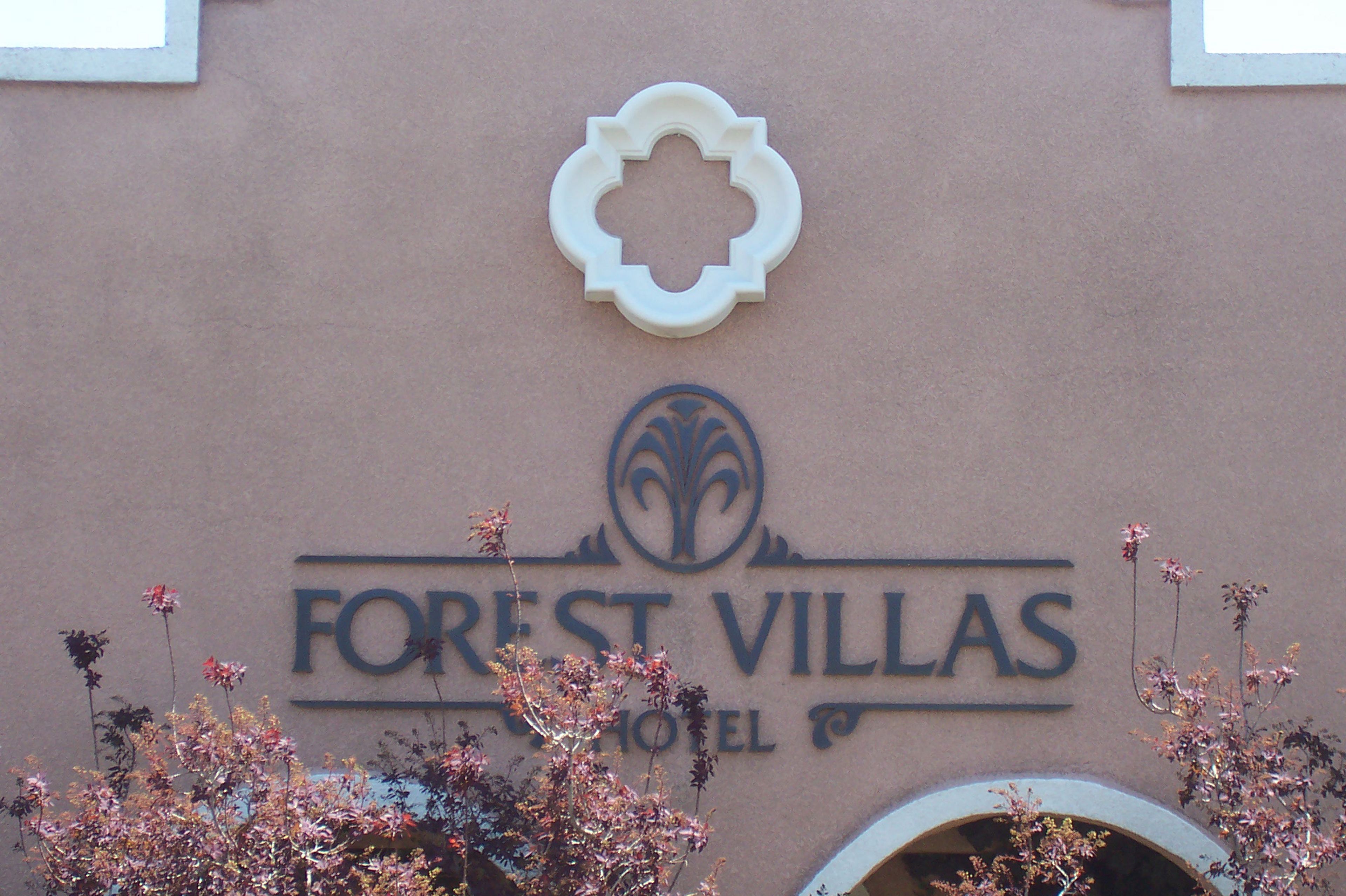 A sign for Forest Villas Hotel.