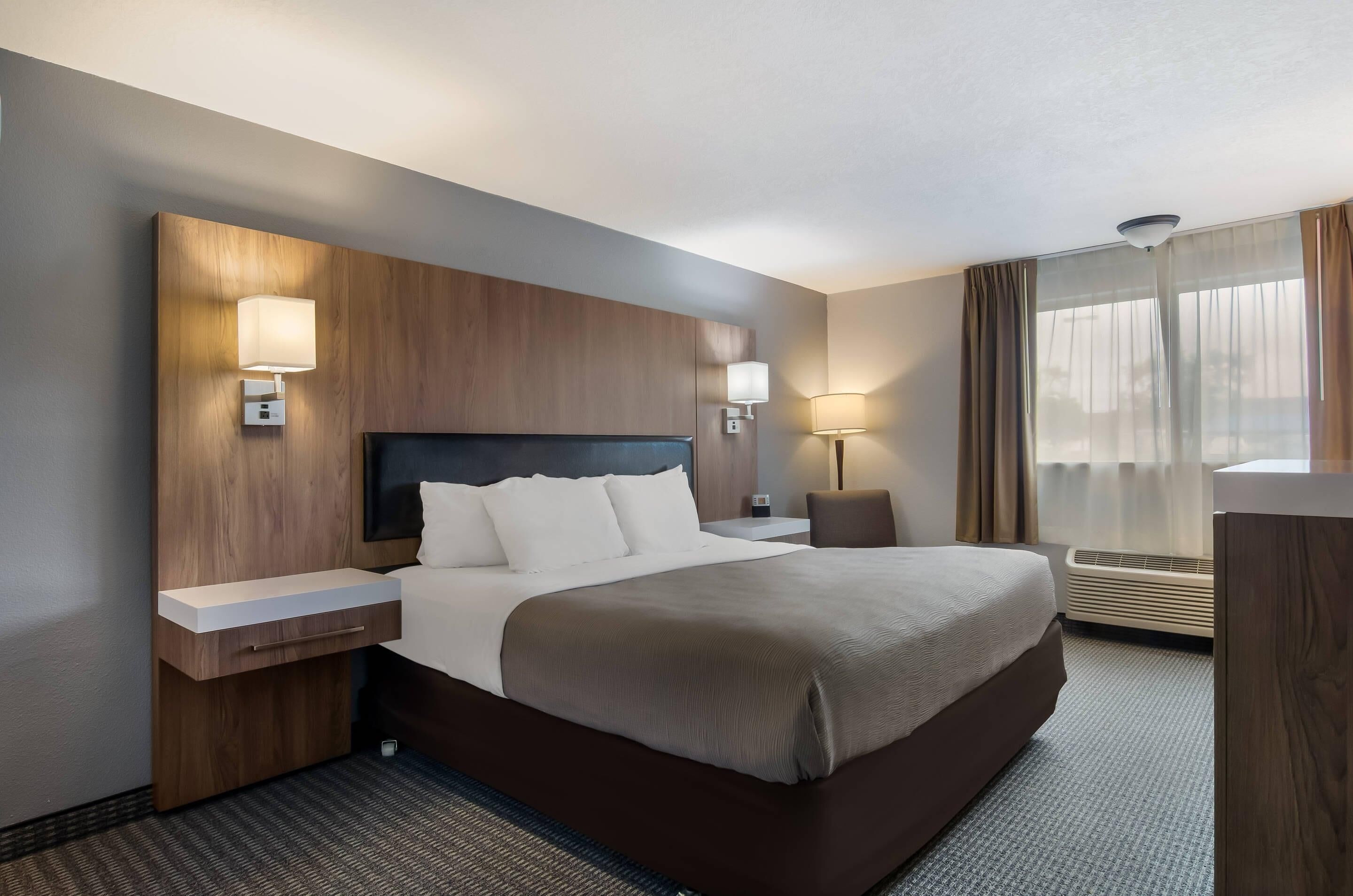 Quarto, 1 cama King, acessível, para não fumantes | Roupas de cama premium, escrivaninha, cortinas blackout