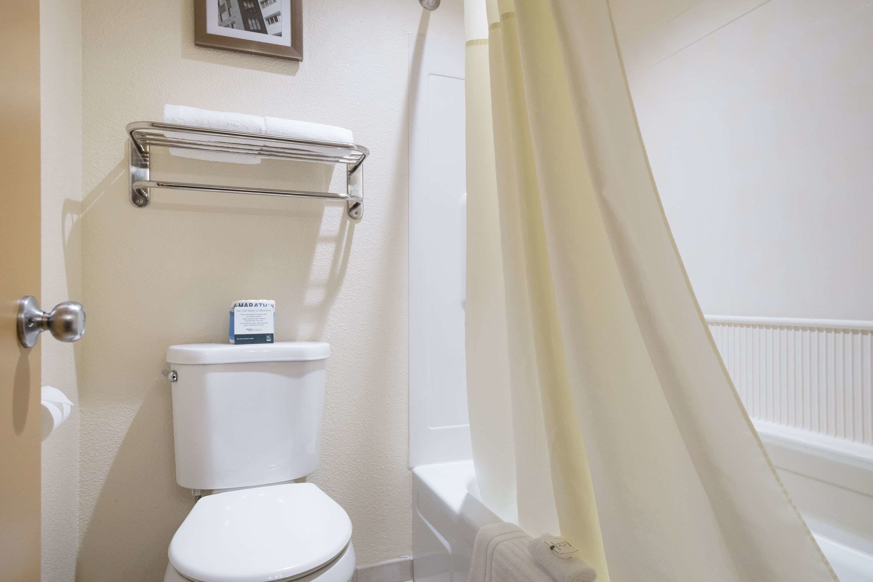Habitación estándar, 1 cama Queen size, para no fumadores | Baño | Tina con regadera, amenidades de baño gratuitas, secadora de cabello 