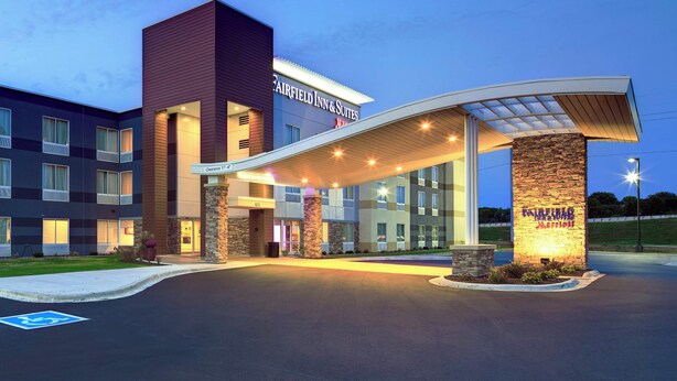 A Fairfield Inn & Suites hotel with a modern entrance, a clear handicap parking sign, and a stone pillar with the hotel name. - Fairfield Inn & Suites by Marriott Madison West/Middleton (Middleton)
